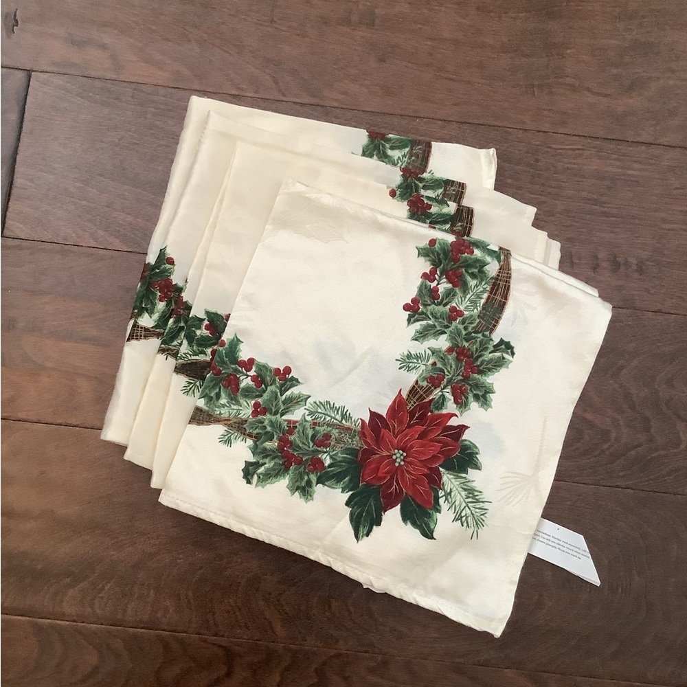 EUC Poinsettia Cloth Napkins Christmas Holidays Cream Red Green Square